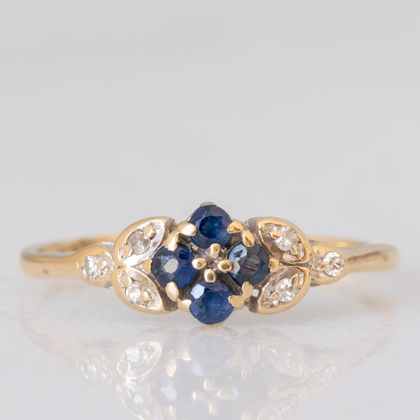 Anello vintage in oro giallo 9K con zaffiri (0.16ctw ca.) e diamanti (0.03ctw ca.) e con decorazioni floreali, anni ‘70/‘80