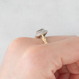 Anello a margherita vintage in oro giallo e bianco 9K con zaffiro (0.60ct ca.) e diamanti (0.12ctw ca.), anno 1991