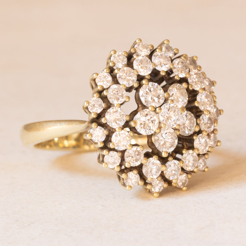 Anello a fiore vintage in oro giallo 18K con diamanti di taglio brillante (1.60ctw ca.), anni ‘60/‘70