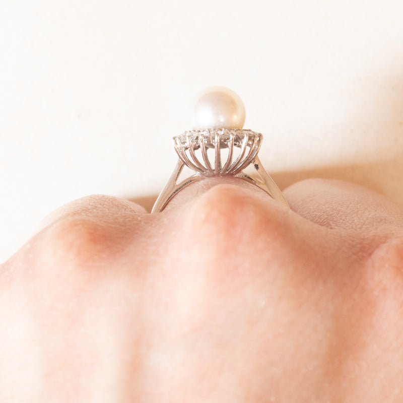 Anello a margherita vintage in oro bianco 14K con perla bianca e diamanti di taglio brillante (0.30ctw ca.), anni ‘50/‘60