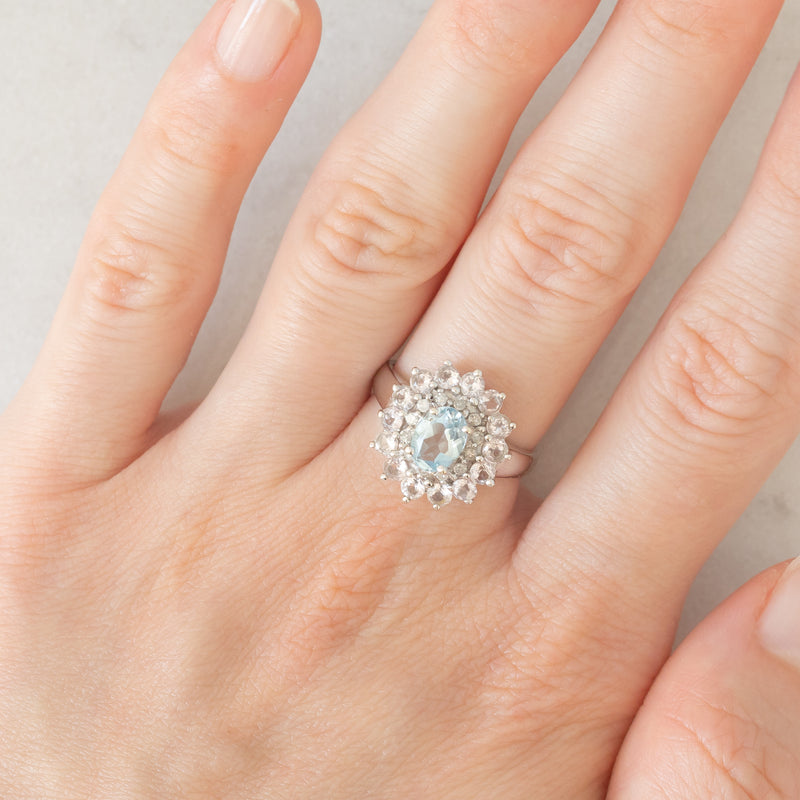 Anello a margherita moderno in oro bianco 9K con acquamarina (0.60ct ca.), diamanti (0.12ctw ca.) e morganiti (0.84ctw ca.), anni ‘2000
