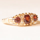 Vintage-Ring aus 9-karätigem Gelbgold mit Granat und Diamant (ca. 0.02 ctw), 60er Jahre