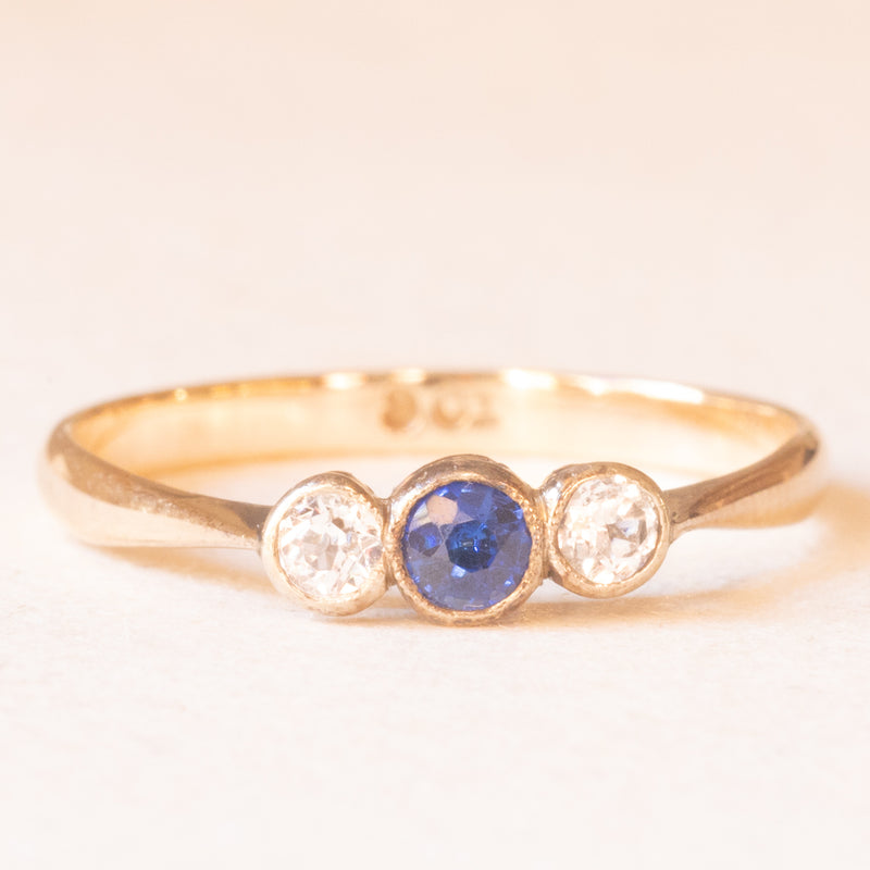 Trilogy antico in oro giallo 9K con zaffiro blu (0.12ct ca.) e zaffiri bianchi, anni ‘10