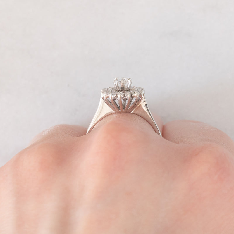 Anello a margherita in oro bianco 18K con diamanti (0.32ctw ca.), anni ‘70