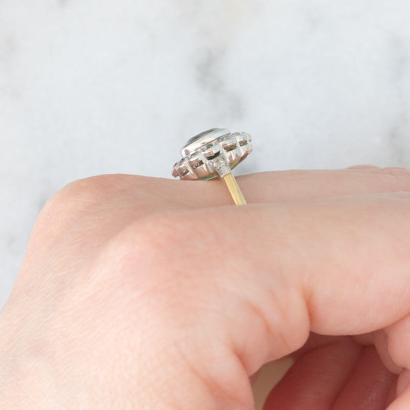Anello a margherita antico in oro giallo 18K con tormalina verde (1ct ca.) e diamanti di taglio vecchia miniera (0.50ctw ca.), anni ‘20/‘30