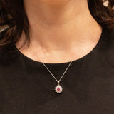 Ciondolo a margherita vintage in platino con rubino (0.52ct) e diamanti (0.45ctw)