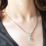 Collier vintage in oro bianco 18K con smeraldo (0.40ct ca.) e diamanti di taglio brillante (2.10ctw ca.), anni ‘80