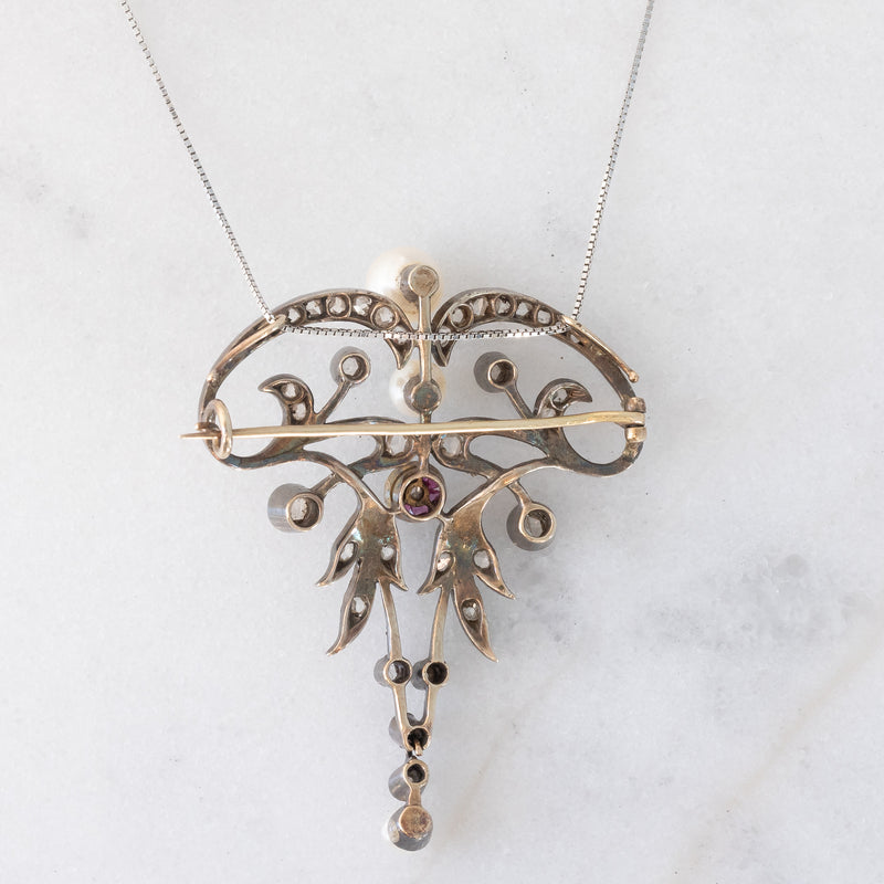 Collana con pendente/spilla Art Nouveau in oro giallo 18K e argento con diamanti di taglio rosetta (0.50ctw ca.), rubini e perle bianche, anni ‘10/‘20
