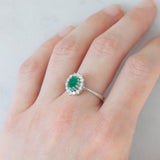 Anello a margherita vintage in oro bianco 14K con smeraldo (0.40ct ca.) e diamanti di taglio brillante (0.20ctw ca.), anni ‘80