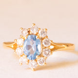 Vintage-Gänseblümchenring aus 18-karätigem Gelbgold mit blauem Topas (ca. 0.80 ct) und Diamanten im Brillantschliff (ca. 0.50 ctw), 70er Jahre