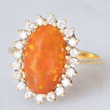 Anello a margherita vintage in oro giallo 14K con opale di fuoco sintetico e diamanti di taglio brillante (0.40ctw ca.), anni ‘80
