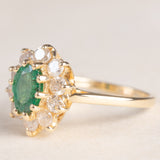 Bague marguerite en or jaune 14 carats avec émeraude (environ 0.70 ct) et diamants taille brillant (environ 0.80 ct), années 70