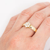Anello a fiore con fede in oro giallo 14K con diamanti di taglio brillante (0.50ctw ca.), anni ‘80