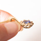 Gänseblümchen-Anhänger aus 18-karätigem Gelbgold mit Saphir (ca. 0.90 ct) und Diamanten im Brillantschliff (ca. 0.36 ctw), 70er Jahre