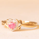 Herzförmiger Vintage-Ring aus 9-karätigem Gelb- und Weißgold mit synthetischem Rubin (ca. 0.20 ct) und Diamanten (ca. 0.06 ctw)