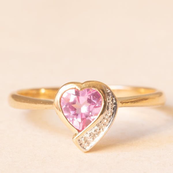 Anello vintage in oro giallo 9K con zaffiro rosa sintetico di taglio a cuore (0.60ct ca.) e diamante, anni ‘90 ca.