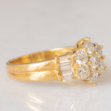 *RISERVATO* SALDO Anello a margherita vintage in oro giallo 18K con diamanti di taglio brillante e di taglio baguette (1ctw ca.), anni ‘70