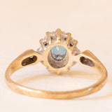 Anello a margherita in oro giallo e bianco 9K con topazio azzurro (0.40ct ca.) e diamanti (0.12ctw ca.), anno 1989