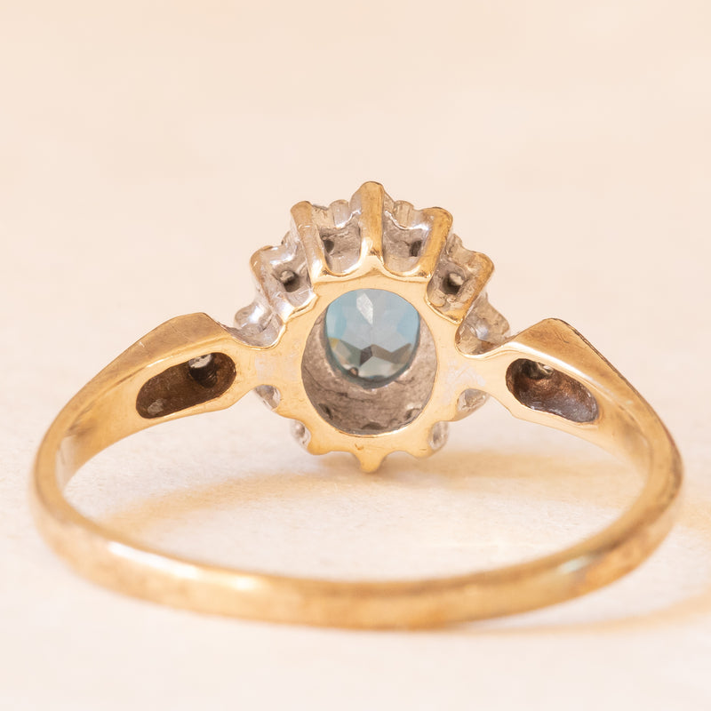 Anello a margherita in oro giallo e bianco 9K con topazio azzurro (0.40ct ca.) e diamanti (0.12ctw ca.), anno 1989
