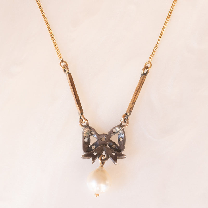 Collier con catenina in oro giallo 18K e con decorazione antica in argento e in oro giallo 18K con diamanti di taglio rosetta e perla bianca