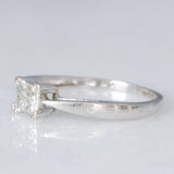 Anello “solitario” vintage in oro bianco 9K con illusion setting diamanti di taglio princess (0.15ctw ca.), anni ‘80/‘90