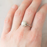 Anello a margherita vintage in oro bianco 14K con perla bianca e diamanti di taglio brillante (0.20ctw ca.), anni ‘60