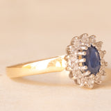 Anello a margherita vintage in oro giallo e bianco 9K con zaffiro (0.50ct ca.) e diamanti di taglio brillante (0.20ctw ca.), anni ‘70/‘80