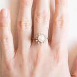 Vintage-Gänseblümchenring aus 14-karätigem Gelb- und Weißgold mit weißer Perle und Diamanten im Brillantschliff (ca. 0.18 ctw), 70er Jahre