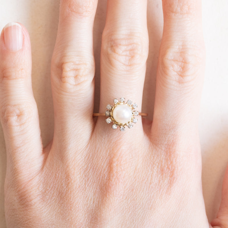 Anello a margherita vintage in oro giallo e bianco 14K con perla bianca e diamanti di taglio brillante (0.18ctw ca.), anni ‘70