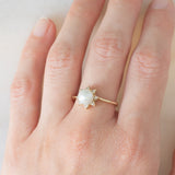 Anello a margherita vintage in oro giallo 14K con perla bianca e diamanti di taglio brillante (0.08ctw ca.), anni ‘60