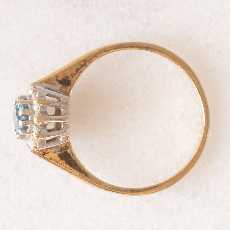 Anello a margherita vintage in oro giallo e bianco 9K con topazio azzurro (0.40ct ca.) e diamanti (0.12ctw ca.), anni ‘90