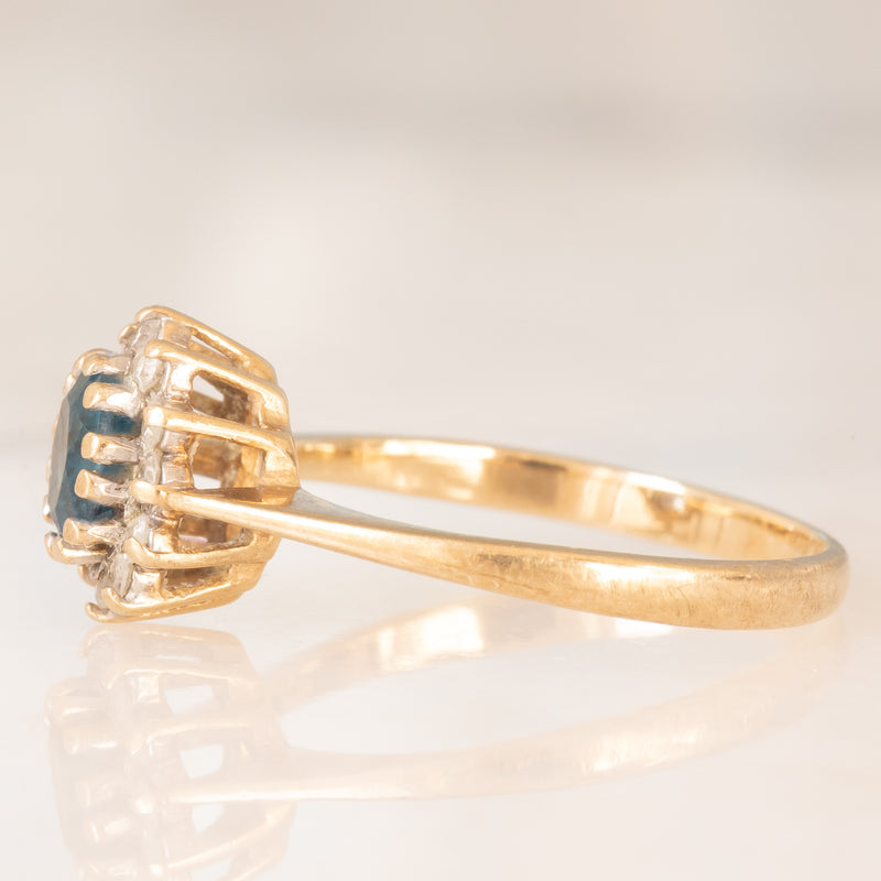 Anello a margherita in oro giallo 9K con topazio azzurro (0.35ct ca.) e diamanti (0.12ctw ca.), anni ‘90