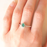 Anello a margherita vintage in oro bianco 9K con smeraldo (0.35ct ca.) e diamanti (0.15ctw ca.), anni ‘90
