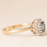 Anello a margherita vintage in oro giallo e bianco 9K con topazio azzurro (0.40ct ca.) e diamanti (0.12ctw ca.), anni ‘90