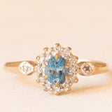 Anello a margherita in oro giallo e bianco 9K con topazio azzurro (0.40ct ca.) e diamanti (0.12ctw ca.), anno 1989