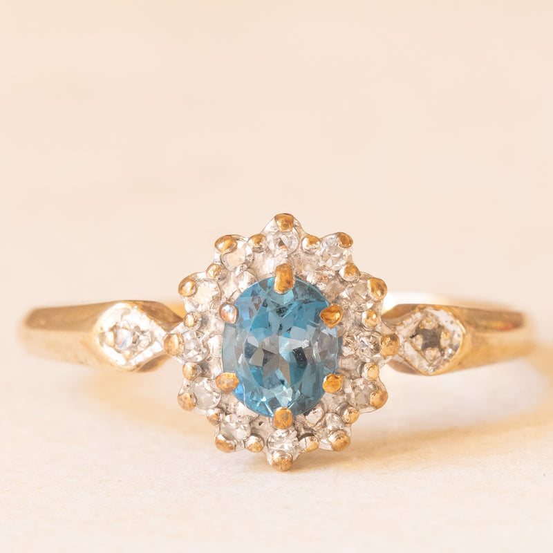 Anello a margherita in oro giallo e bianco 9K con topazio azzurro (0.40ct ca.) e diamanti (0.12ctw ca.), anno 1989
