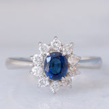 Anello a margherita vintage in platino con zaffiro (0.53ct) e diamanti (0.32ctw), anni ‘90