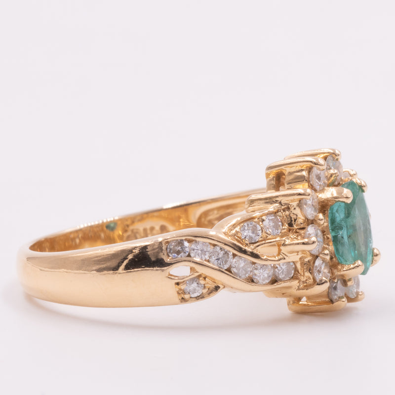 Anello a margherita vintage in oro giallo 14K con smeraldo (0.40ct ca.) e diamanti di taglio brillante (0.60ctw ca.), anni ‘70/‘80