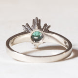 Vintage-Gänseblümchenring aus 14-karätigem Weißgold mit Smaragd (ca. 0.15 ct) und Diamanten (ca. 0.06 ctw), 70er Jahre