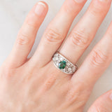 Anello a fascia in platino con tormalina verde (1.13ct) e diamanti (0.38ctw) e con lavorazioni a traforo, anni '90/anni '2000
