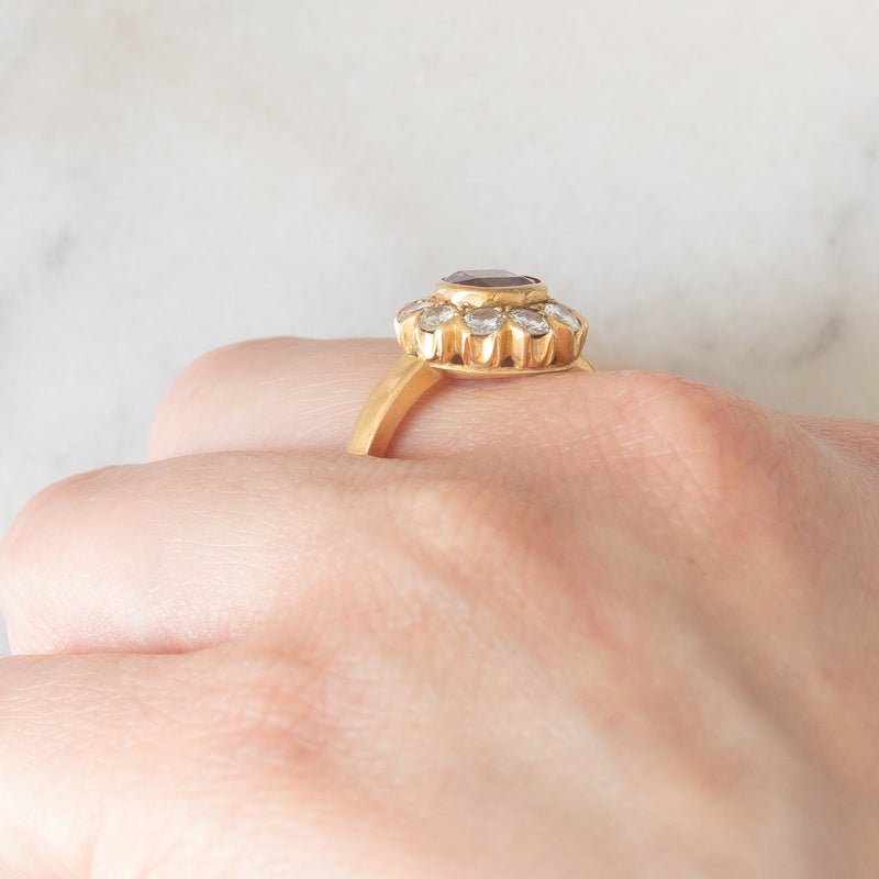 Anello a margherita vintage in oro giallo 18K con zaffiro rosa (1.70ct ca.) e diamanti di taglio brillante (1ctw ca.), anni ‘60/‘70