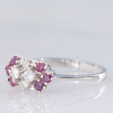 Anello vintage in oro bianco 14K con rubini (0.30ctw ca.) e diamanti di taglio brillante (0.22ctw ca.), anni ‘80