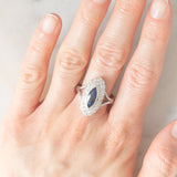 Anello a margherita navette in oro bianco 14K con zaffiro (1ct ca.) e diamanti (0.72ctw ca.), anni ‘70/‘80