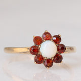 Anello a margherita in oro giallo 9K con opale (0.20ct ca.) e granati (0.30ctw ca.), anno 1977