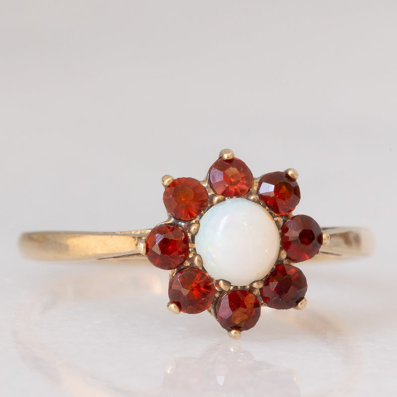 Anello a margherita in oro giallo 9K con opale (0.20ct ca.) e granati (0.30ctw ca.), anno 1977