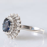 Anello a margherita vintage in oro bianco 14K con zaffiro (2ct ca.) e diamanti (0.54ctw ca.), anni ‘70/‘80