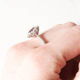 Vintage-Gänseblümchenring aus 18-karätigem Weißgold mit Rubin (ca. 0.85 ct) und Diamanten im Brillantschliff (ca. 0.24 ctw), 80er/90er Jahre