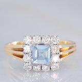 Anillo vintage de oro amarillo y blanco de 14 quilates con margaritas, topacio azul (aprox. 0.70 ct) y diamantes de talla brillante (aprox. 0.48 ct), década de 70/80