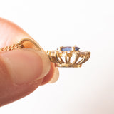 Gänseblümchen-Anhänger aus 18-karätigem Gelbgold mit Saphir (ca. 0.90 ct) und Diamanten im Brillantschliff (ca. 0.36 ctw), 70er Jahre