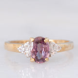Trilogy in oro giallo 9K con zircone rosa (1.36ct ca.) e zaffiri bianchi